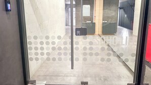 Een moderne lift met een glazen deur en een vloer met een patroon.
