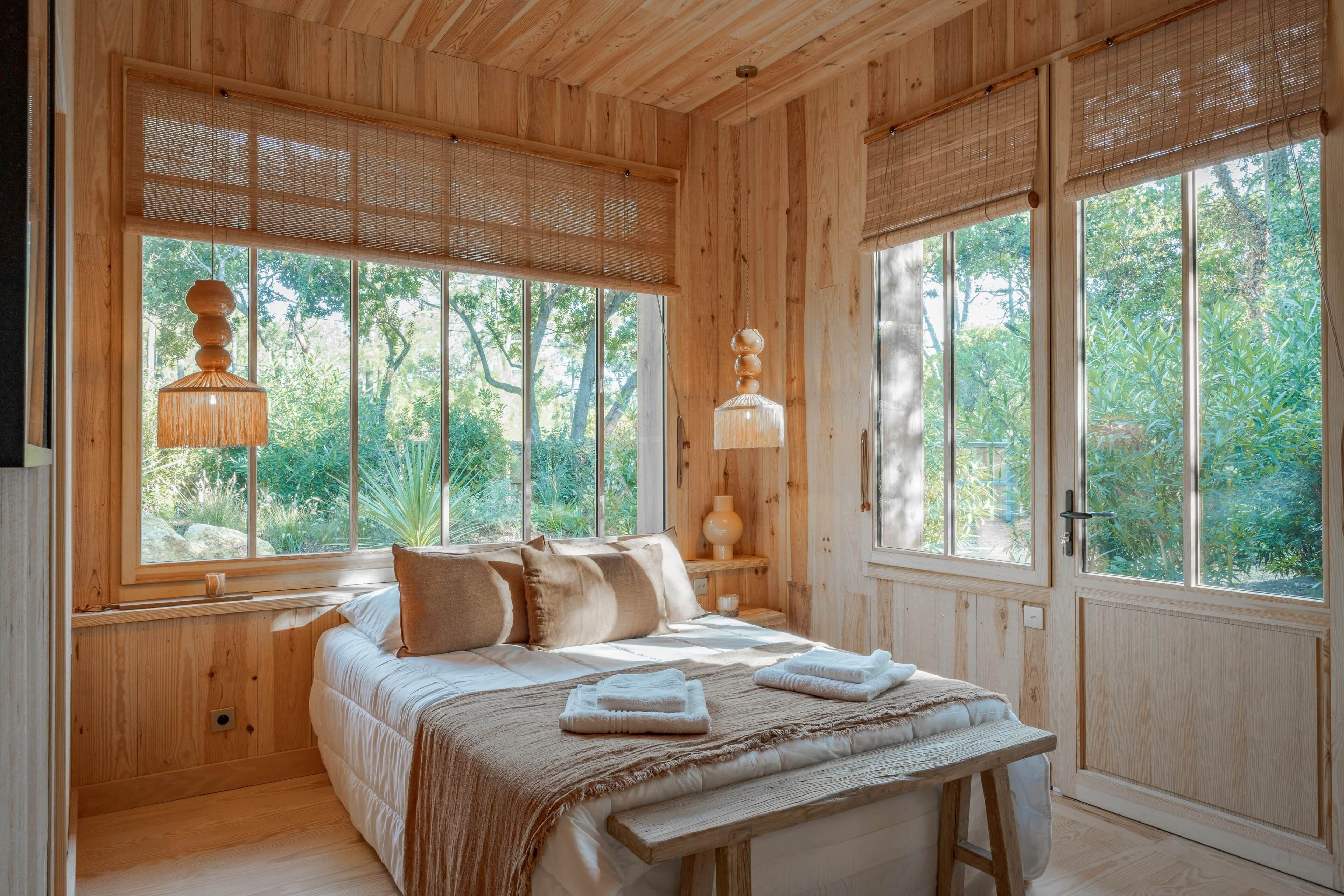 Iron/ironing board, bed sheets