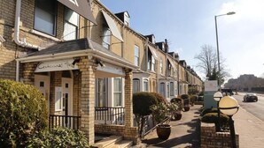 A row of terraced houses with a sign for 'Centennial Hotel'. - Centennial Hotel (Cambridge)