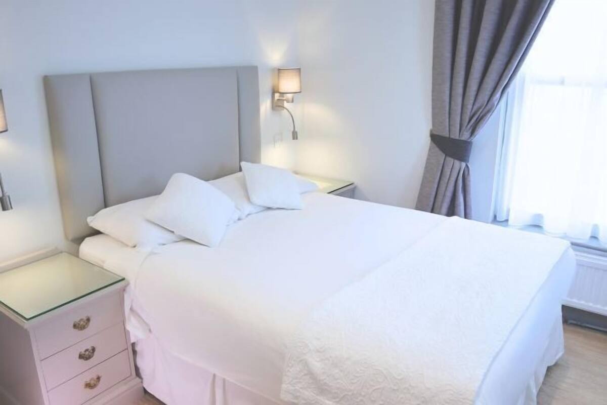 Hypo-allergenic bedding, in-room safe, desk, laptop workspace