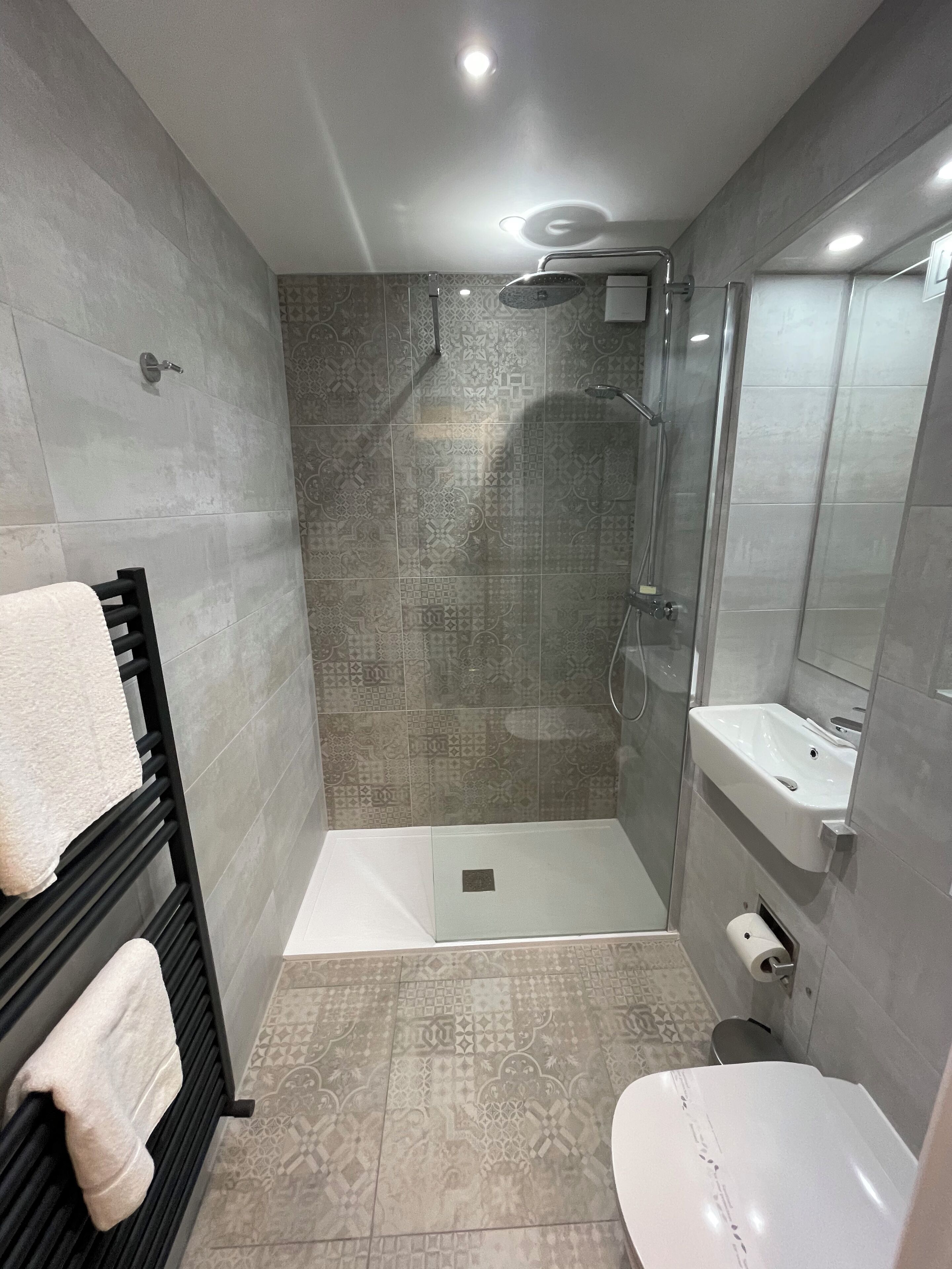 吹風機、毛巾、肥皂、洗髮精