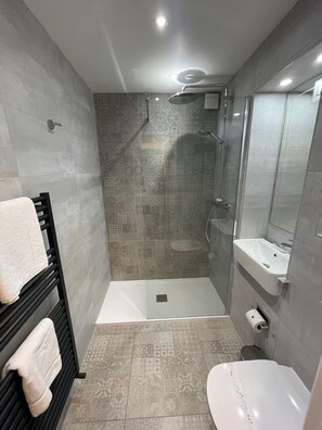 Hair dryer, towels, soap, shampoo - Centennial Hotel (Cambridge)