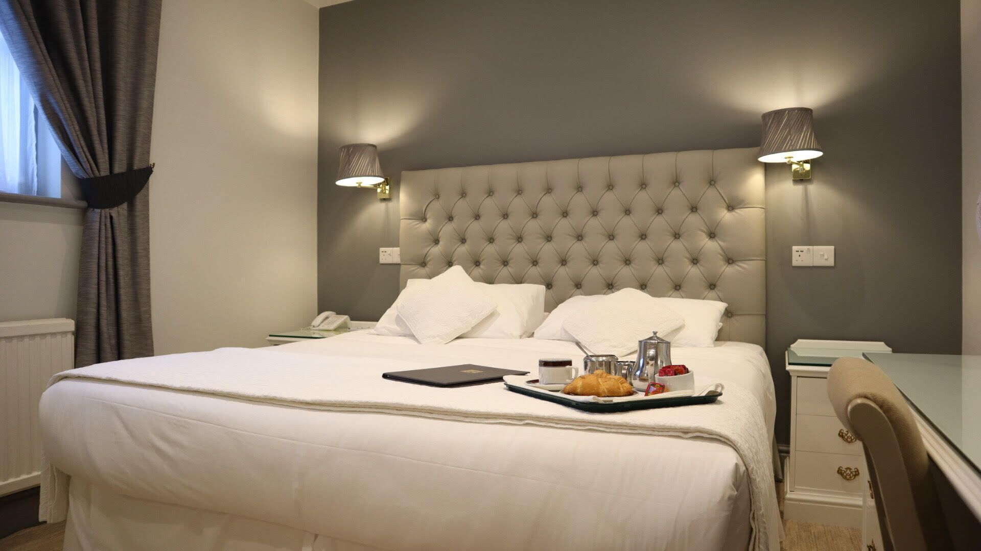 豪華雙人房 | 客房內保險箱、書桌、遮光布/窗簾、熨斗/熨衣板