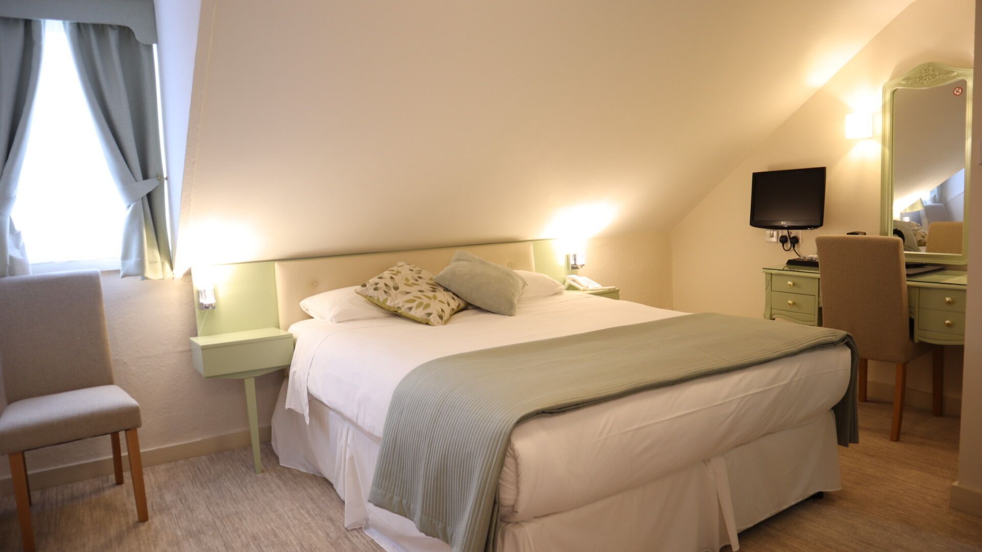 Ropa de cama hipoalergénica y caja de seguridad en la habitación 