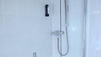 Hårføner, håndklær, såpe og sjampo