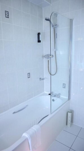 Máy sấy tóc, khăn tắm, xà phòng, dầu gội 