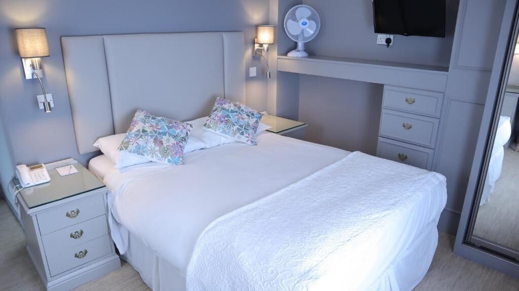 Safe på rommet, skrivebord, blendingsgardiner og strykejern/-brett