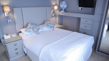 Safe på rommet, skrivebord, blendingsgardiner og strykejern/-brett