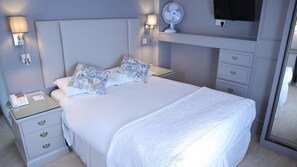 Két bảo mật tại phòng, bàn, màn/rèm cản sáng, bàn ủi/dụng cụ ủi quần áo 