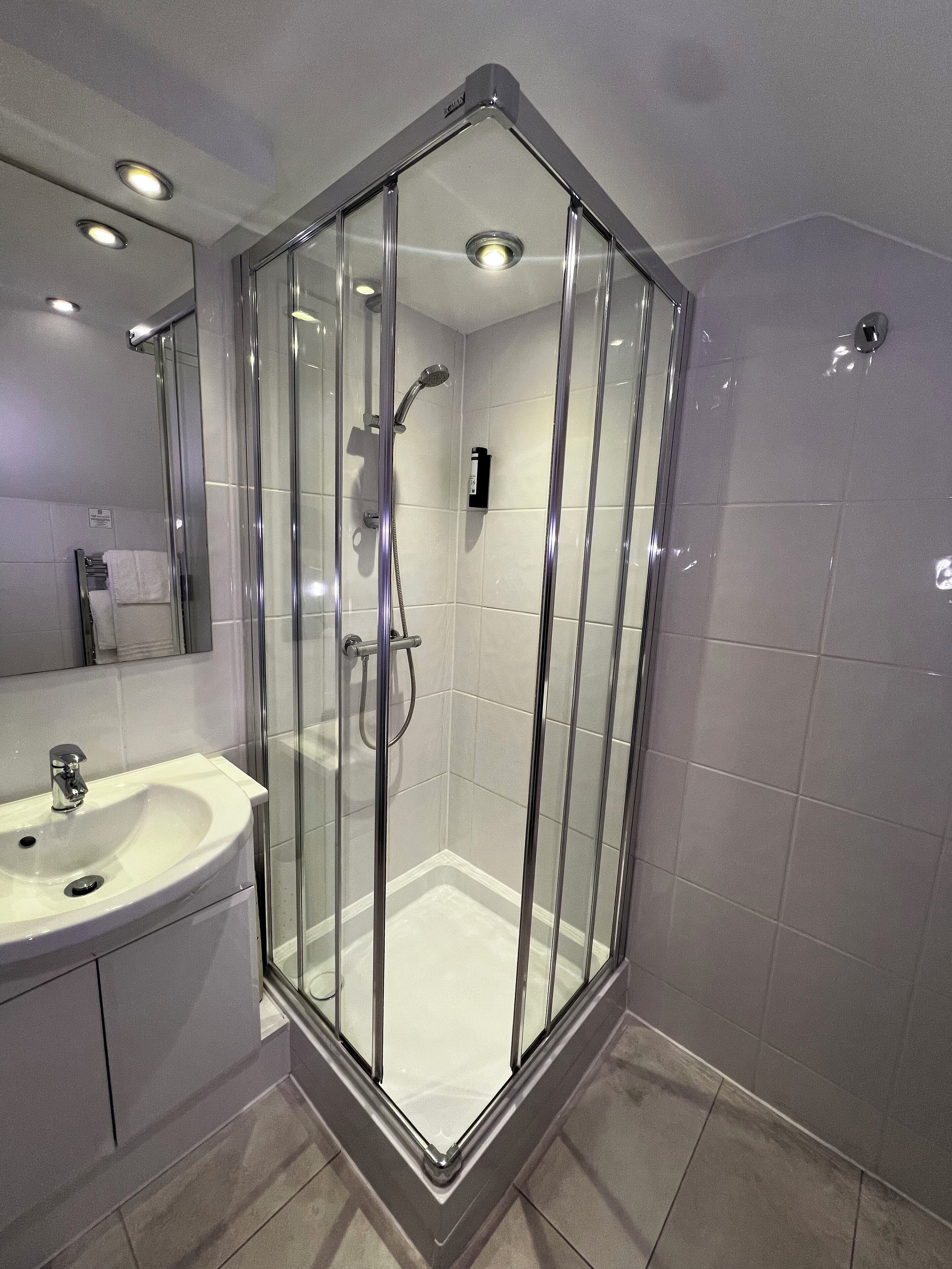 Attic Double Room | Phòng tắm | Máy sấy tóc, khăn tắm, xà phòng, dầu gội 