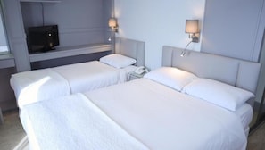 Hypo-allergenic bedding, in-room safe, desk, laptop workspace - Centennial Hotel (Cambridge)
