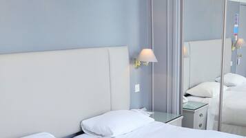 Tomannsrom – standard | Safe på rommet, skrivebord, blendingsgardiner og strykejern/-brett