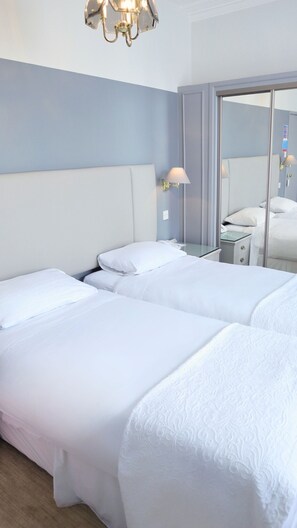 Standard Twin Room | Hypo-allergenic bedding, in-room safe, desk, laptop workspace - Centennial Hotel (Cambridge)