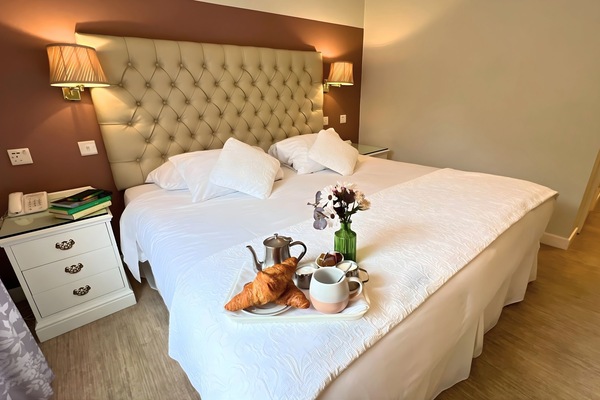 Deluxe-dobbeltværelse | Allergivenligt sengetøj, pengeskab på værelset, skrivebord