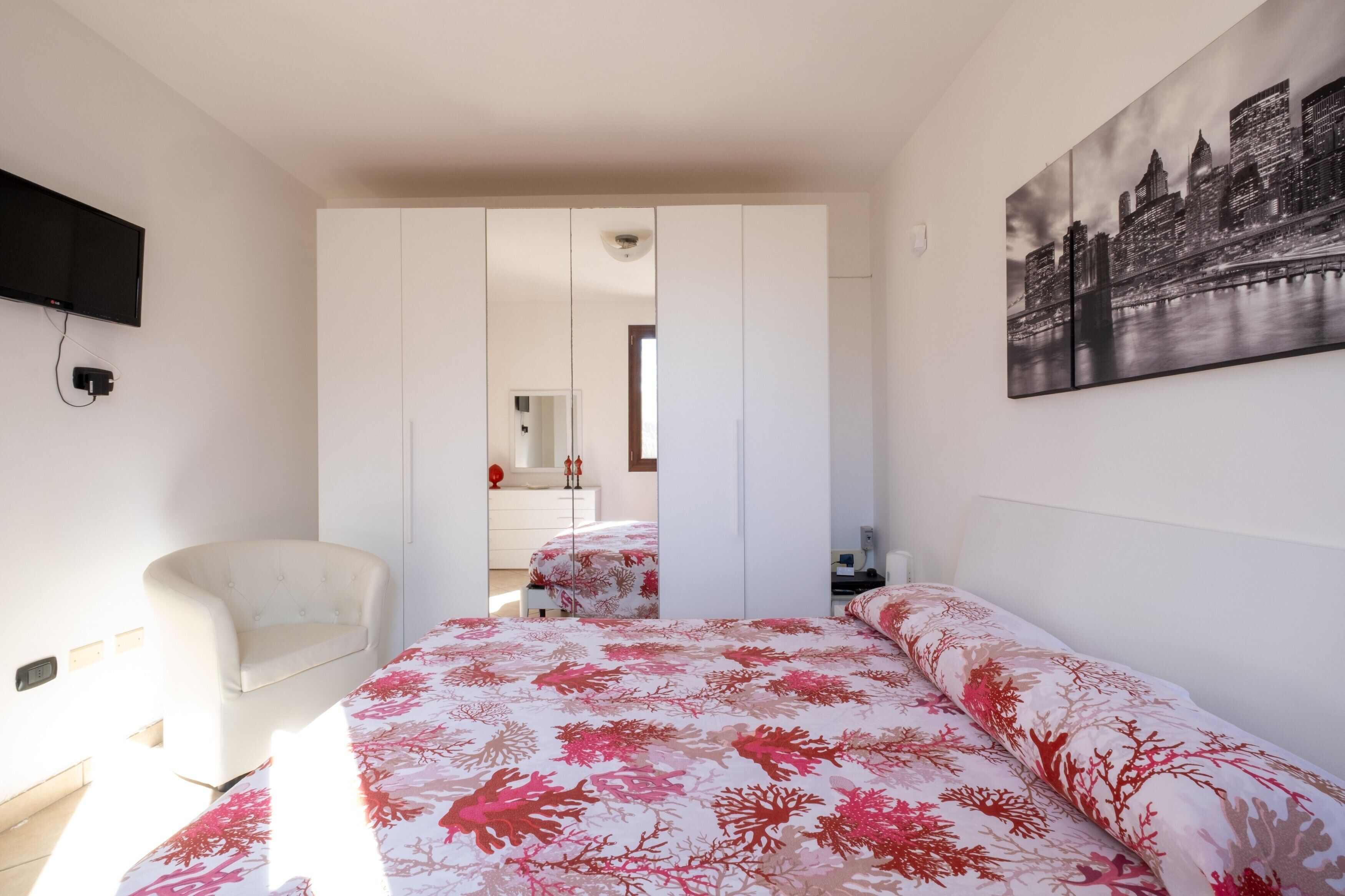 Iron/ironing board, WiFi, bed sheets