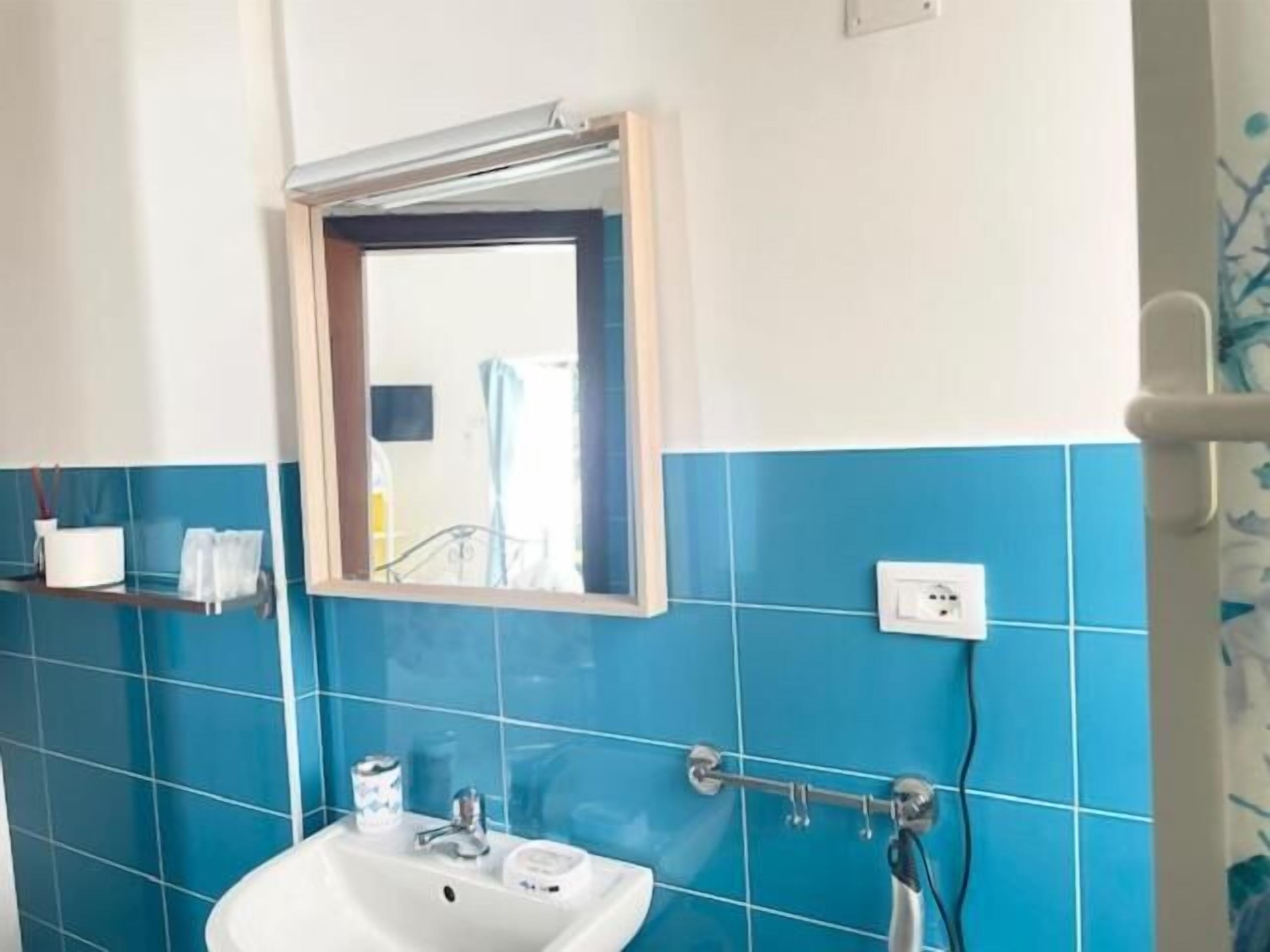 Regadera, amenidades de baño gratuitas, secadora de cabello, toallas 