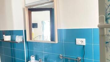 Regadera, amenidades de baño gratuitas, secadora de cabello, toallas