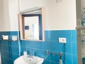 Shower, free toiletries, hair dryer, towels - Beb sunset da Carla (Campania)