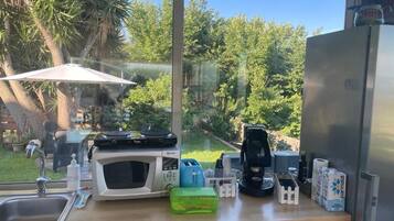 Kjøleskap, mikrobølgeovn, kokeplater og oppvaskmaskin