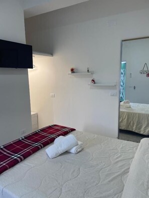 Individually furnished, desk, laptop workspace, blackout curtains - Beb sunset da Carla  (Agropoli)