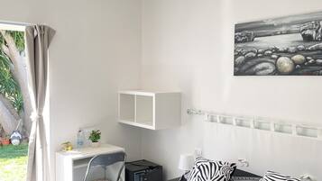 Habitación doble estándar, vista al jardín | Escritorio, cortinas blackout y tabla de planchar con plancha