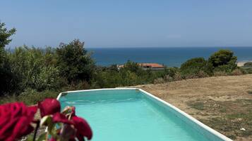 Habitación doble estándar, vista al jardín | Alberca | Alberca al aire libre por temporada y camastros