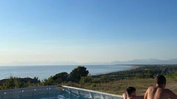 Dobbeltrom – standard, hageutsikt | Basseng | Sesongbasert utendørsbasseng og solsenger