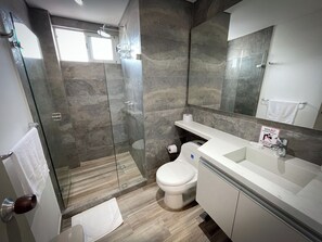 Dusche, Haartrockner, Handtücher, Seife