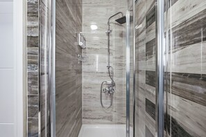Hair dryer, towels, soap, toilet paper - Bright & Stylish Flat in the Heart of Islington (London)