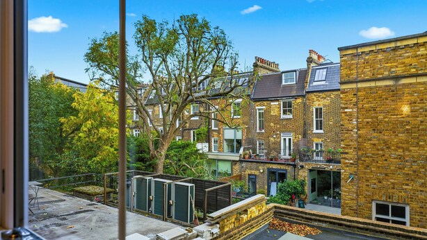 A residential building with multiple floors, a brick facade, and a visible balcony. - Bright & Stylish Flat in the Heart of Islington (London)