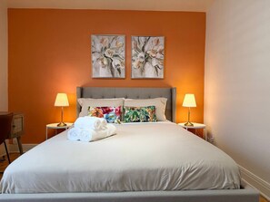 Escritorio, tabla de planchar con plancha, wifi y ropa de cama 