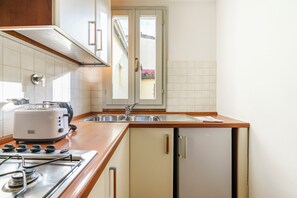 Fridge, microwave, oven, stovetop - San Pierino - One Bedroom Apartment, Sleeps 2 (Firenze)