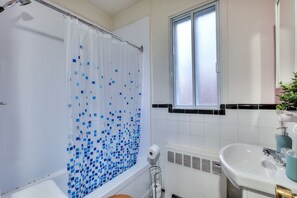Hair dryer, towels - NDG & Montreal getaway (Montréal)