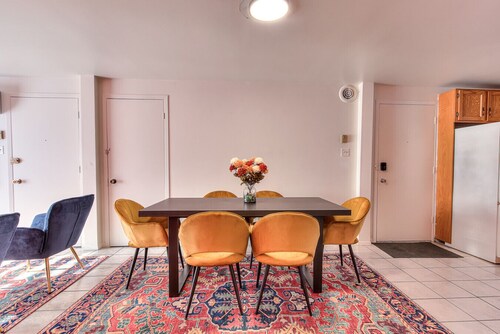 Gorgeous & Cozy 2 Bedroom Apt with Free Parking