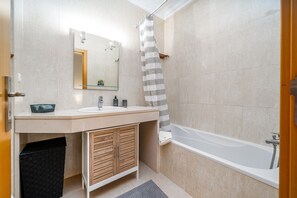 Douche, sèche-cheveux, serviettes fournies