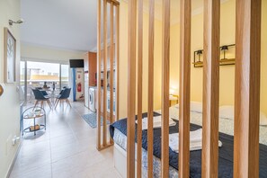 Tabla de planchar con plancha, wifi y ropa de cama 