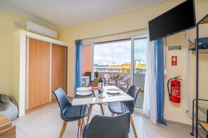 Dining - Studio Aqua with Shared Pool, WiFi and Air Conditioning (Portimão)