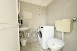 Shower, bidet, towels - RM09 - Senigallia, studio apartment just steps from the sea (Senigallia)