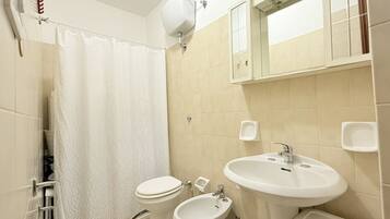 Douche, bidet, serviettes fournies