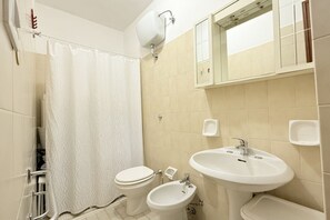 Shower, bidet, towels - RM09 - Senigallia, studio apartment just steps from the sea (Senigallia)