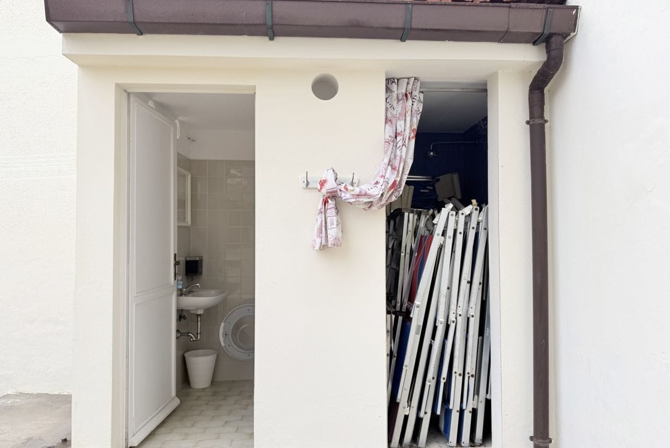 Een douche, een bidet, handdoeken