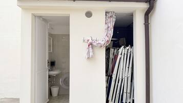 Een douche, een bidet, handdoeken