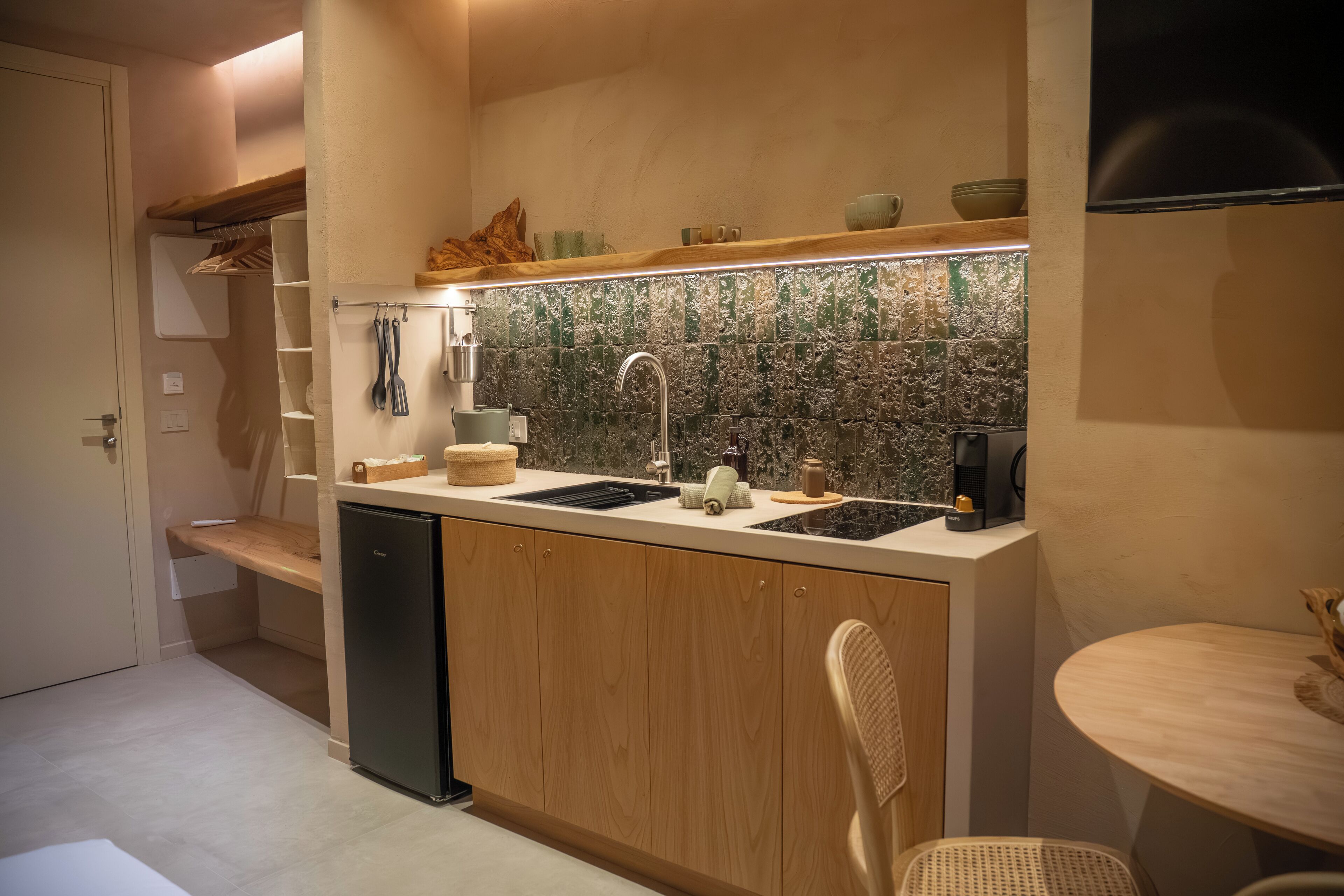 Chambre Confort double, salle de bain privée, vue sur la ville | Cuisine privée | Réfrigérateur grande capacité avec congélateur, surface de cuisson