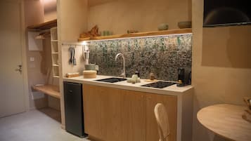 Chambre Confort double, salle de bain privée, vue sur la ville | Cuisine privée | Réfrigérateur grande capacité avec congélateur, surface de cuisson