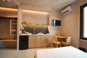 Chambre Confort double, salle de bain privée, vue sur la ville | Cuisine privée | Réfrigérateur grande capacité avec congélateur, surface de cuisson