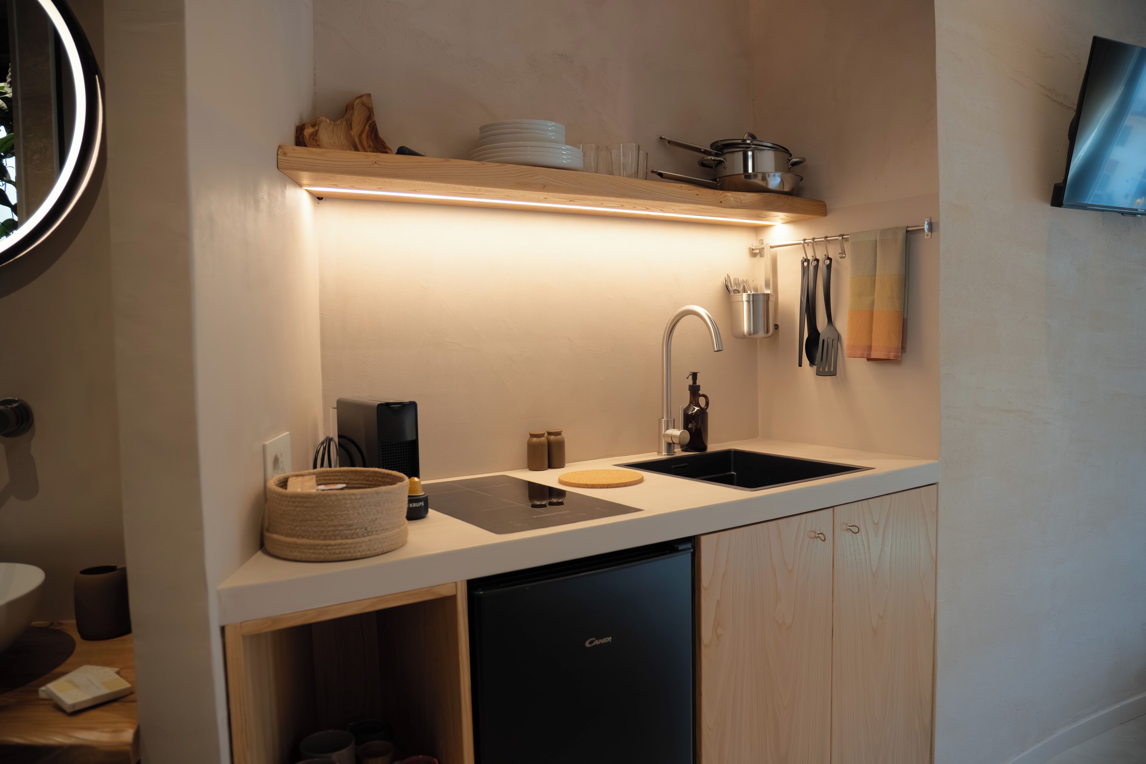 Chambre Double Deluxe, salle de bains privée, vue ville | Cuisine privée | Grand réfrigérateur, plaque de cuisson, machine à expresso