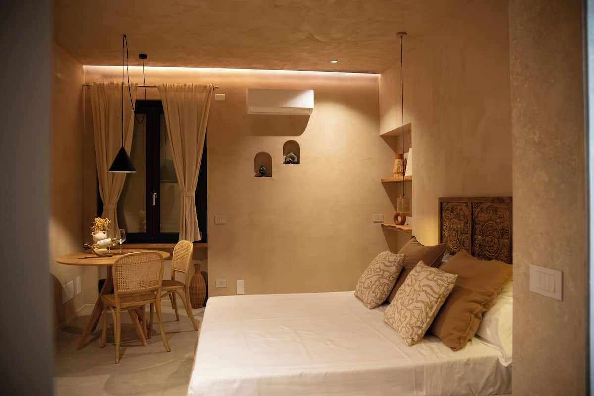 Phòng đôi Deluxe, phòng tắm riêng, quang cảnh thành phố | Khu vực làm việc phù hợp cho laptop, màn/rèm cản sáng, phòng cách âm