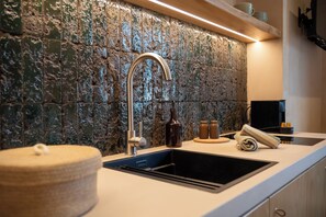 Habitación doble Confort, baño privado, vista a la ciudad | Cocina privada | Refrigerador con congelador, parrilla de estufa y cafetera de espresso 