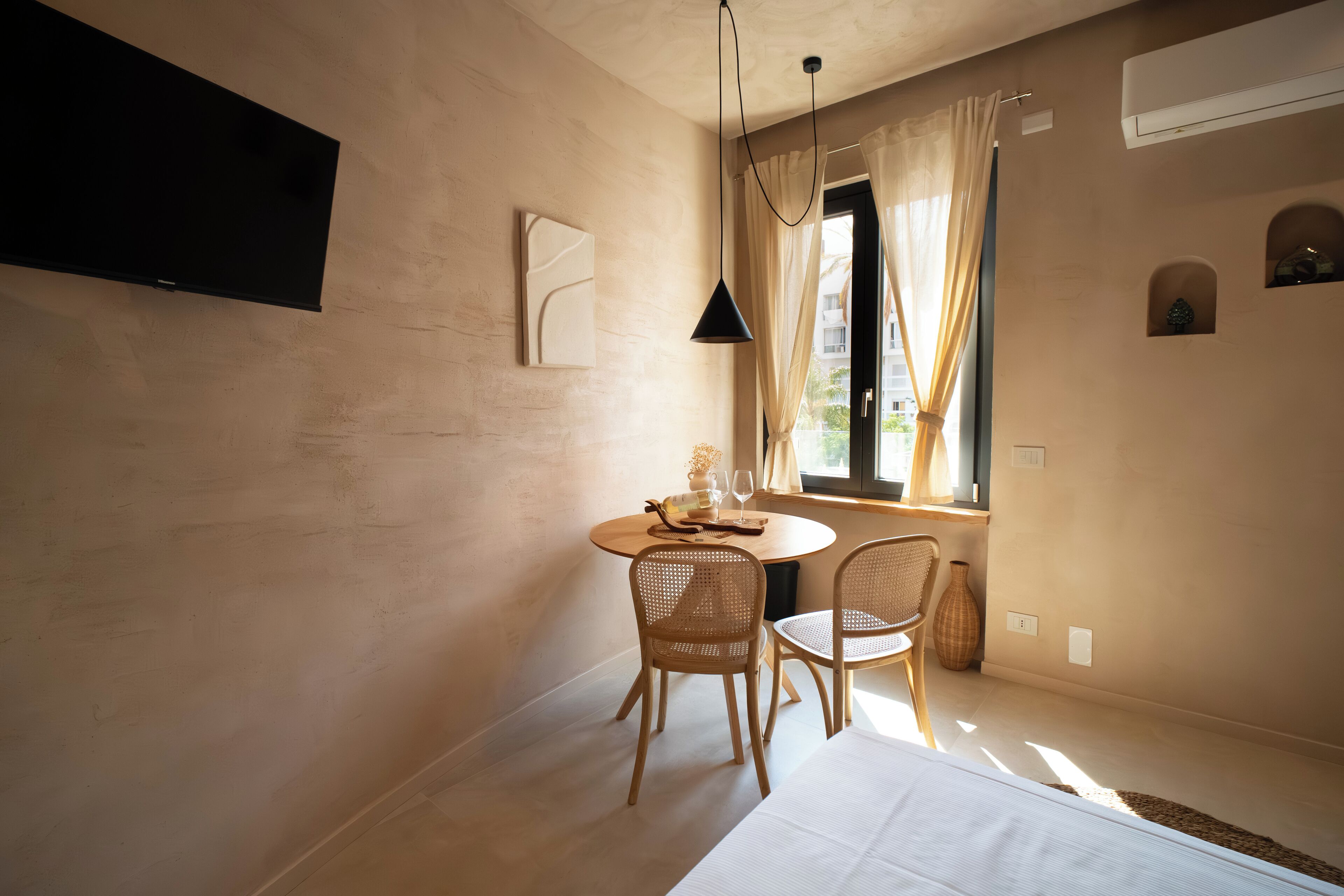 Deluxe Double Room, Private Bathroom, City View | Dining