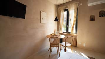 Deluxe Double Room, Private Bathroom, City View | Dining